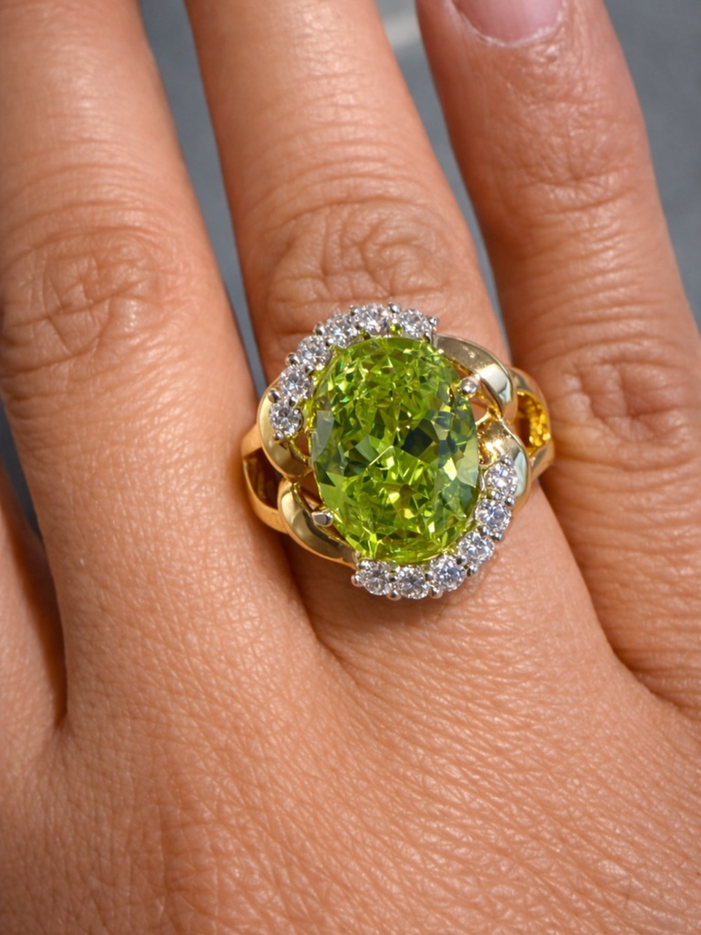 14K Gold Oval Peridot and Cubic Zirconia Halo Ring - Size 7